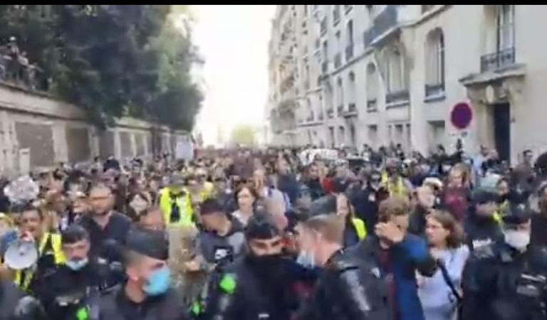 WATCH: French Police Join Protestors Marching Against Dictator Macron’s COVID-19 Vaccine Passports