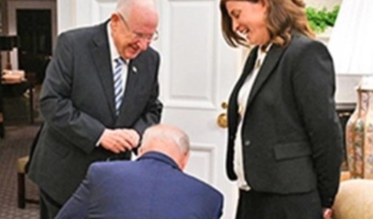 Leaked Photo Reveals Biden Got On His Knees Before The President Of Israel