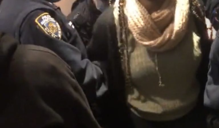 Four NYC Anti-Mandate Activists Arrested by Around 30 NYPD Officers For Attempting to Eat at Applebee’s Without Proof of COVID-19 Inoculation