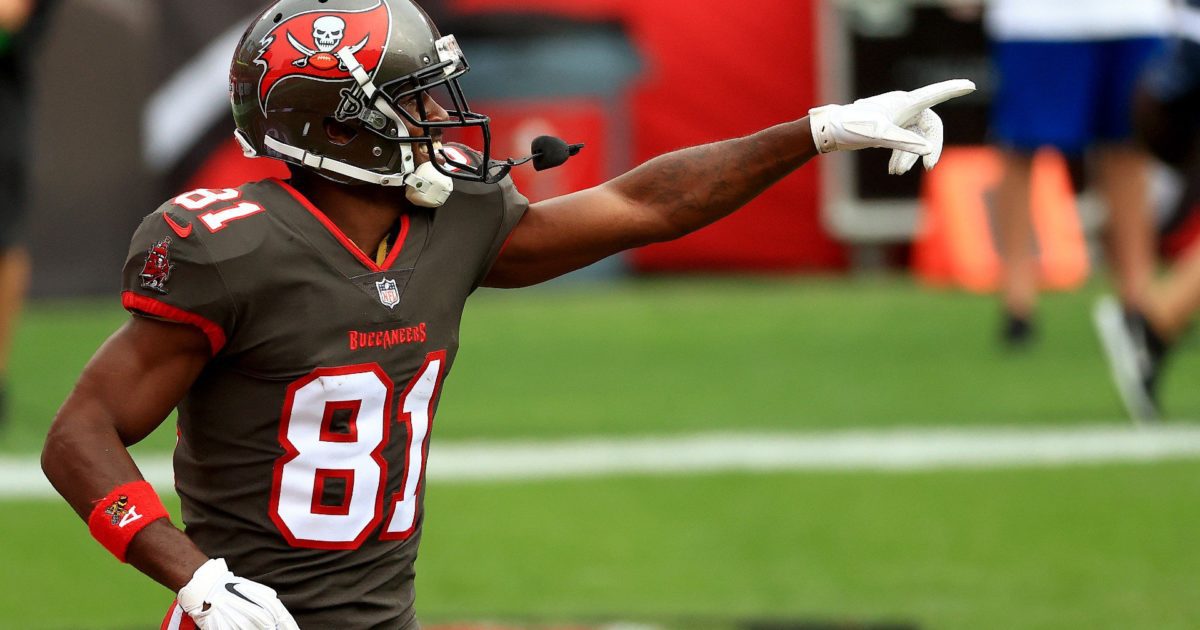 Tampa Bay Bucs WR Antonio Brown Suspended For Fake COVID-19 Vaccine Card