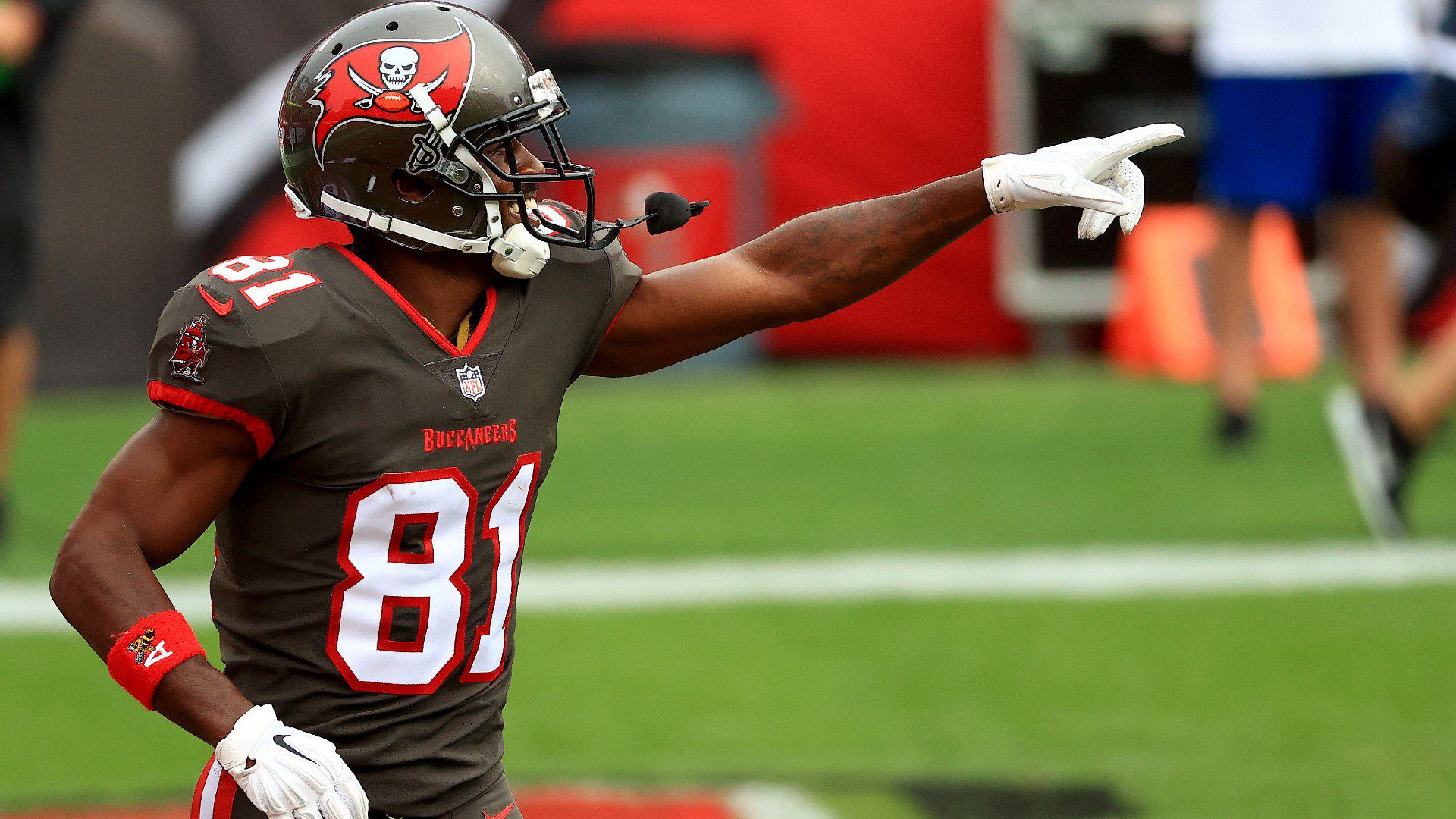 Tampa Bay Bucs WR Antonio Brown Suspended For Fake COVID-19 Vaccine Card