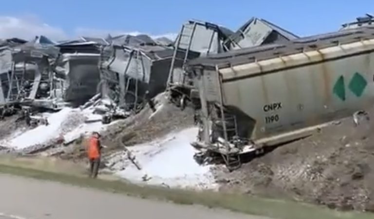 40+ Canadian Pacific Rail Cars Carrying Potash Derail in Alberta (VIDEO)