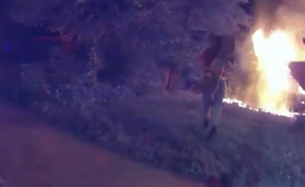 (HEROIC FOOTAGE) Pizza Delivery Driver in Indiana Saves Four Children From House Fire