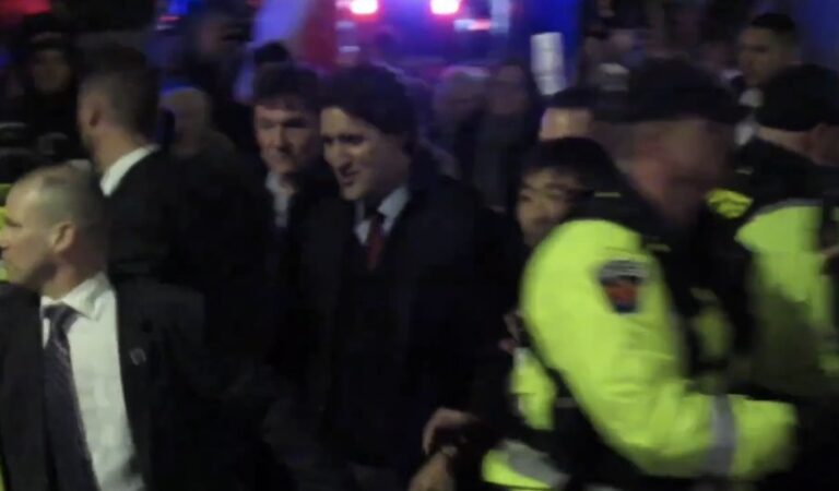 Justin Trudeau Protests Growing? Prime Minister Flees Large Crowd of Protestors During ‘Liberal Cabinet Retreat’